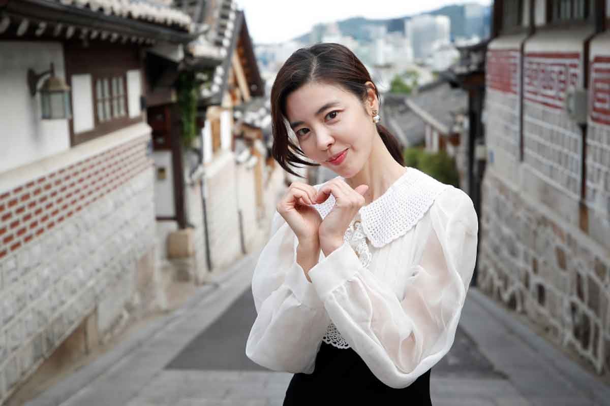 배우 김규리가 서울 종로구 삼청동에서 사진 촬영을 하고 있다. / 뉴스1