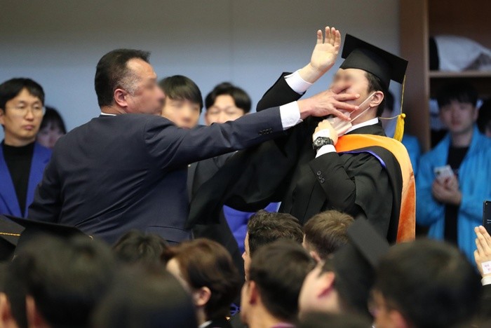 16일 오후 대전 유성구 한국과학기술원(KAIST)에서 열린 2024년 학위수여식에서 한 졸업생이 졸업식을 방문한 윤석열 대통령에게 항의하자 경호원들로부터 제지를 당하고 있다. (대전충남공동취재단) 2024.2.16/뉴스1