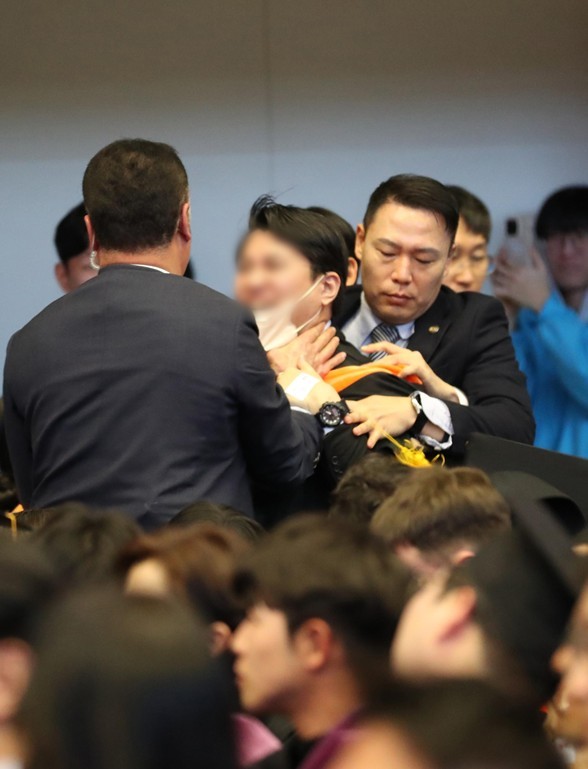 16일 오후 대전 유성구 한국과학기술원(KAIST)에서 열린 2024년 학위수여식에서 한 졸업생이 졸업식을 방문한 윤석열 대통령에게 항의하자 경호원들로부터 제지를 당하고 있다. (대전충남공동취재단) 2024.2.16/뉴스1