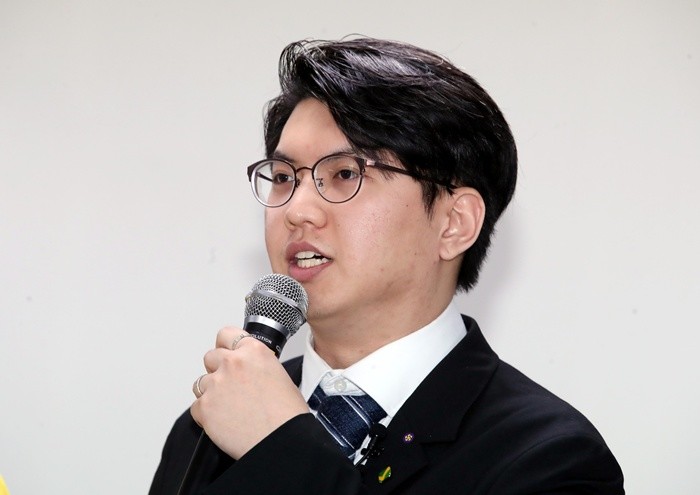 신민기 녹색정의당 대전시당 대변인이 19일 오전 대전 서구 전교조 대전지부에서 '카이스트 졸업식 폭력사태 윤석열 대통령 규탄' 기자회견을 하고 있다. 신민기 대변인은 지난 16일 윤석열 대통령이 참석한 카이스트 졸업식에서 R&D 예산 복원을 촉구하다가 경호원에게 분리조치 됐다. 2024.2.19/뉴스1