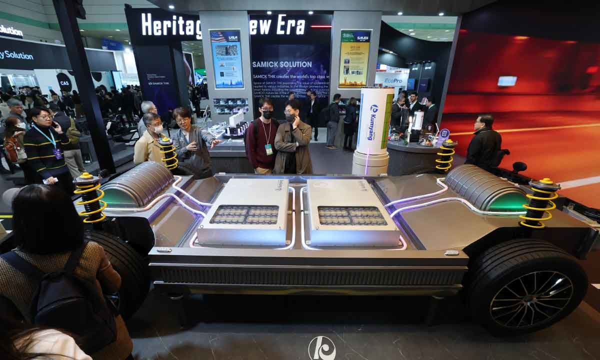 서울 강남구 코엑스에서 개막한 ‘인터배터리 2025’ 금양부스를 찾은 관람객이 전기차 배터리 모형을 살펴보고 있다. / 뉴스1