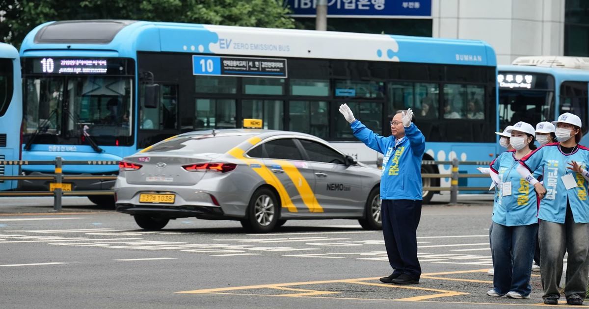 김 후보는 이날 오전 7시 30분부터 서면교차로 일대에서 출근길 시민들과 인사를 나눈 뒤 오전 8시 같은 장소에서 ‘김석준 유세단’ 출정식을 개최했다. / 사진제공=김석준 캠프