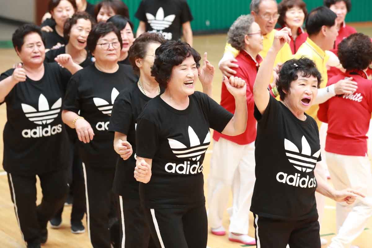 지난 2019년 대구 북구 대구시민체육관에서 열린 ‘2019 대구 어르신 생활체육대회’에 참가한 어르신들이 팀별 개성을 살린 복장을 갖추고 신나는 음악에 몸을 맡긴 채 화합의 무대를 만끽하고 있다. / 뉴스1