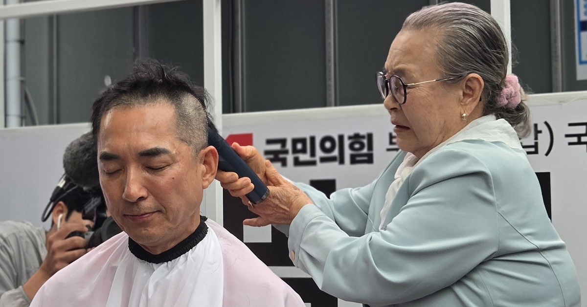 90세 노모 손으로 눈물의 삭발한 박민식 "스벅에 인민재판” 주장 논란