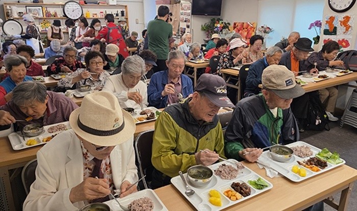 사단법인 국제사랑재단이 사단법인 월드뷰티핸즈, 해돋는마을과 손잡고 마포구 일대 홀로 사는 어르신들에게 웃음꽃이 만발한 특별한 하루를 선사했다.