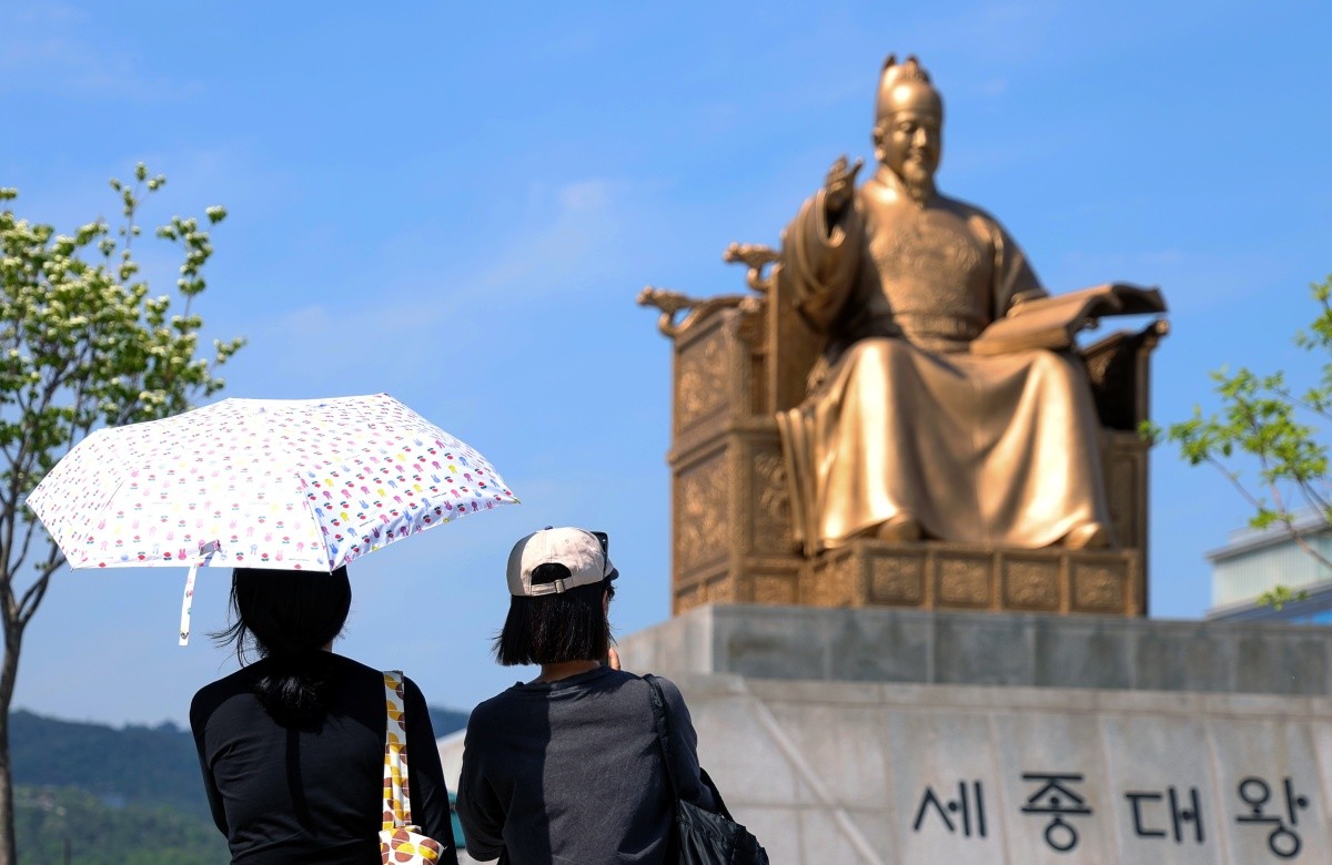 양산을 쓴 시민들이 이동하고 있다. / 뉴스1