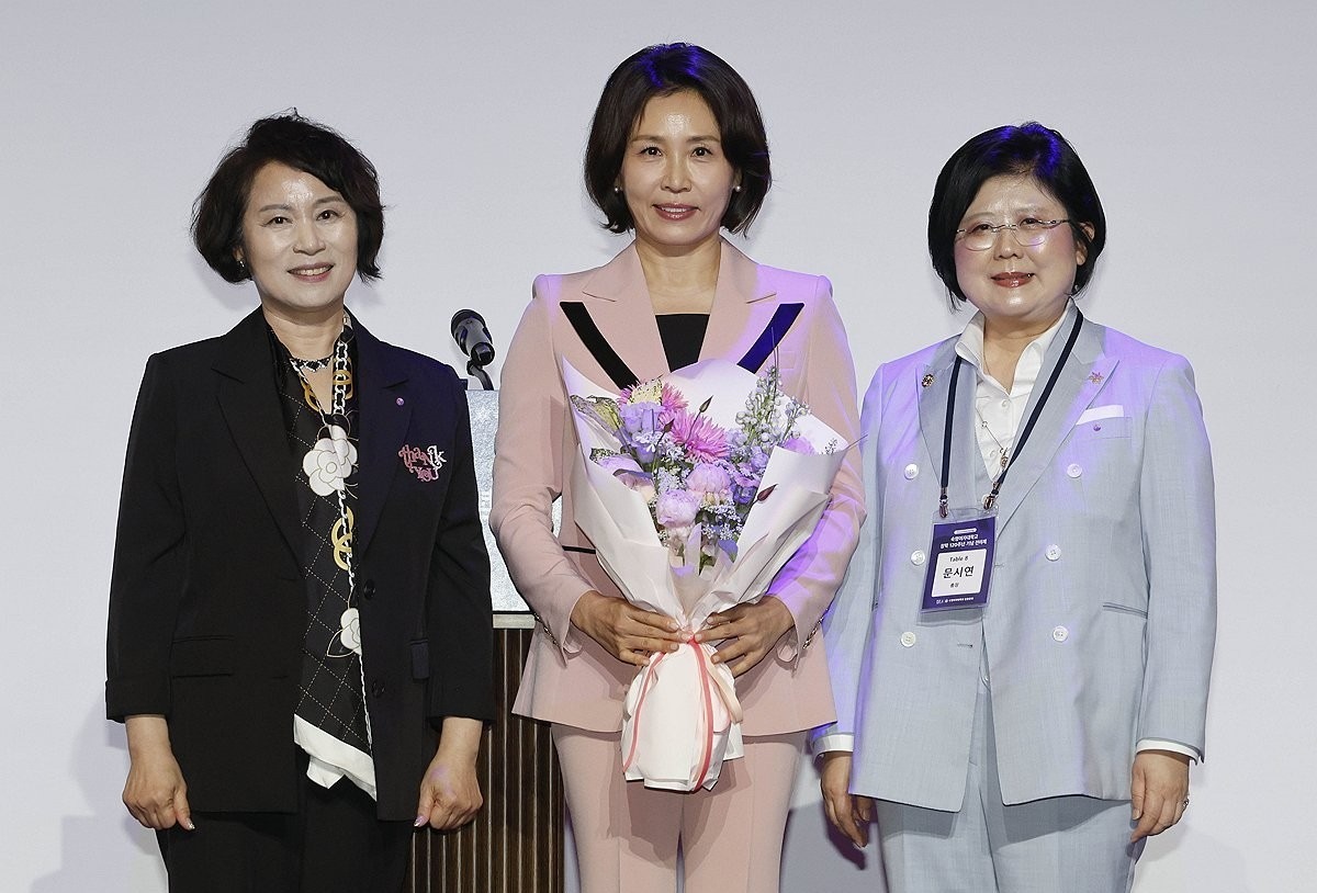 김혜경 여사, 모교 숙명여대 행사 참석…'자랑스러운 숙명인상' 수상 