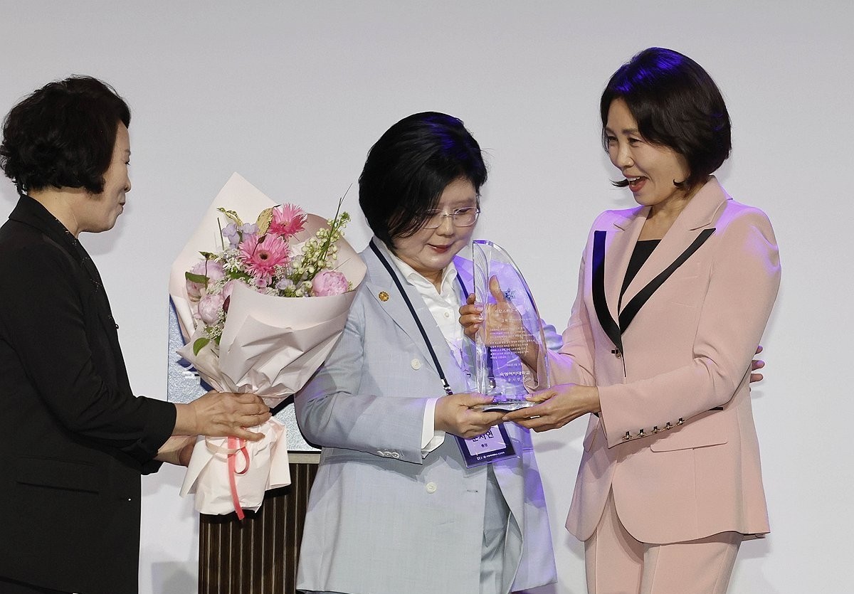 김혜경 여사가 21일 서울 강남의 한 호텔에서 열린 숙명 창학 120주년 기념 전야제에서 자랑스러운 숙명인상을 수상하고 있다. 이와 관련해 문시연 숙명여대 총장은 '모교를 향한 깊은 애정과 변함없는 성원으로 숙명의 발전과 미래를 위한 뜻깊은 여정에 함께해 준 데 대한 감사와 존경의 마음을 담아 상을 수여한다'라고 설명했다. / 연합뉴스
