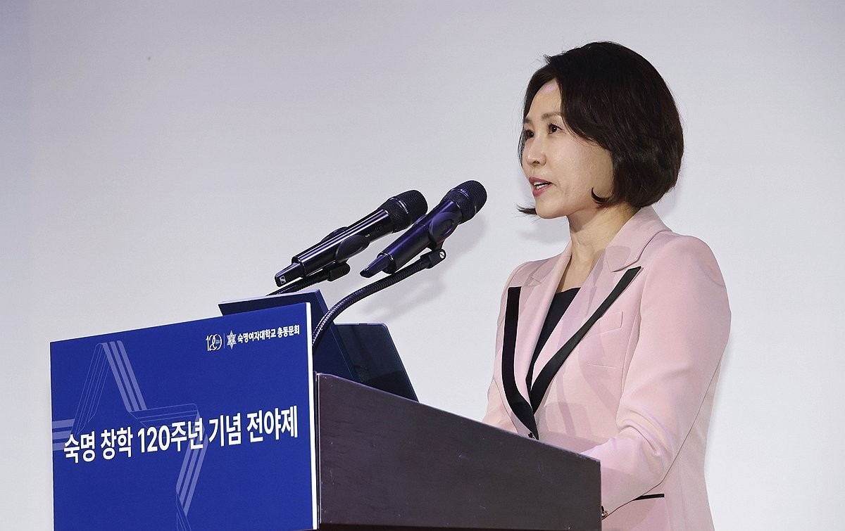 김혜경 여사가 21일 서울 강남의 한 호텔에서 열린 숙명 창학 120주년 기념 전야제에서 축사하고 있다. 김혜경 여사는 축사에서 '배움은 누군가에게 새로운 가능성을 열어주고 또 다른 누군가에게는 세상을 살아갈 용기와 희망이 돼준다'라며 '교육은 한 사람의 삶을 바꾸고, 나아가 사회를 변화시키는 가장 큰 힘'이라고 말했다. 그러면서 '미래 사회는 '혼자 앞서가는 사람'보다 '함께 성장할 줄 아는 사람'을 더욱 필요로 하게 될 것'이라며 '기술이 세상을 빠르게 변화시키더라도 공동체를 이끌어가는 힘은 결국 사람에게서 나온다'라고 강조했다. / 연합뉴스