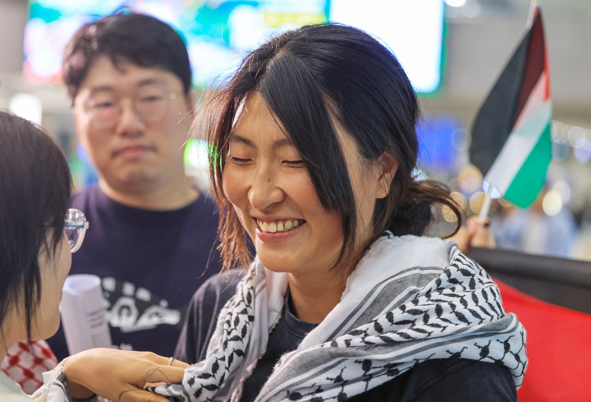 이스라엘군에 나포됐던 활동가 김아현 씨가 22일 오전 인천국제공항 1터미널을 통해 귀국하고 있다. 김 활동가는 '저는 언제나 가자지구에 (다시) 갈 계획이 있다'라며 '가자가 해방될 때까지, 그리고 해방 이후에도 팔레스타인과 세계의 고립된 땅들을 방문할 예정이다'라고 강조했다. / 뉴스1