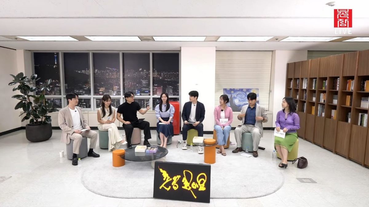 유튜브 채널  '촌장엔터테인먼트TV'에서 라이브 방송 중인 '나솔사계' 출연자들. / 유튜브 '촌장엔터테인먼트TV'
