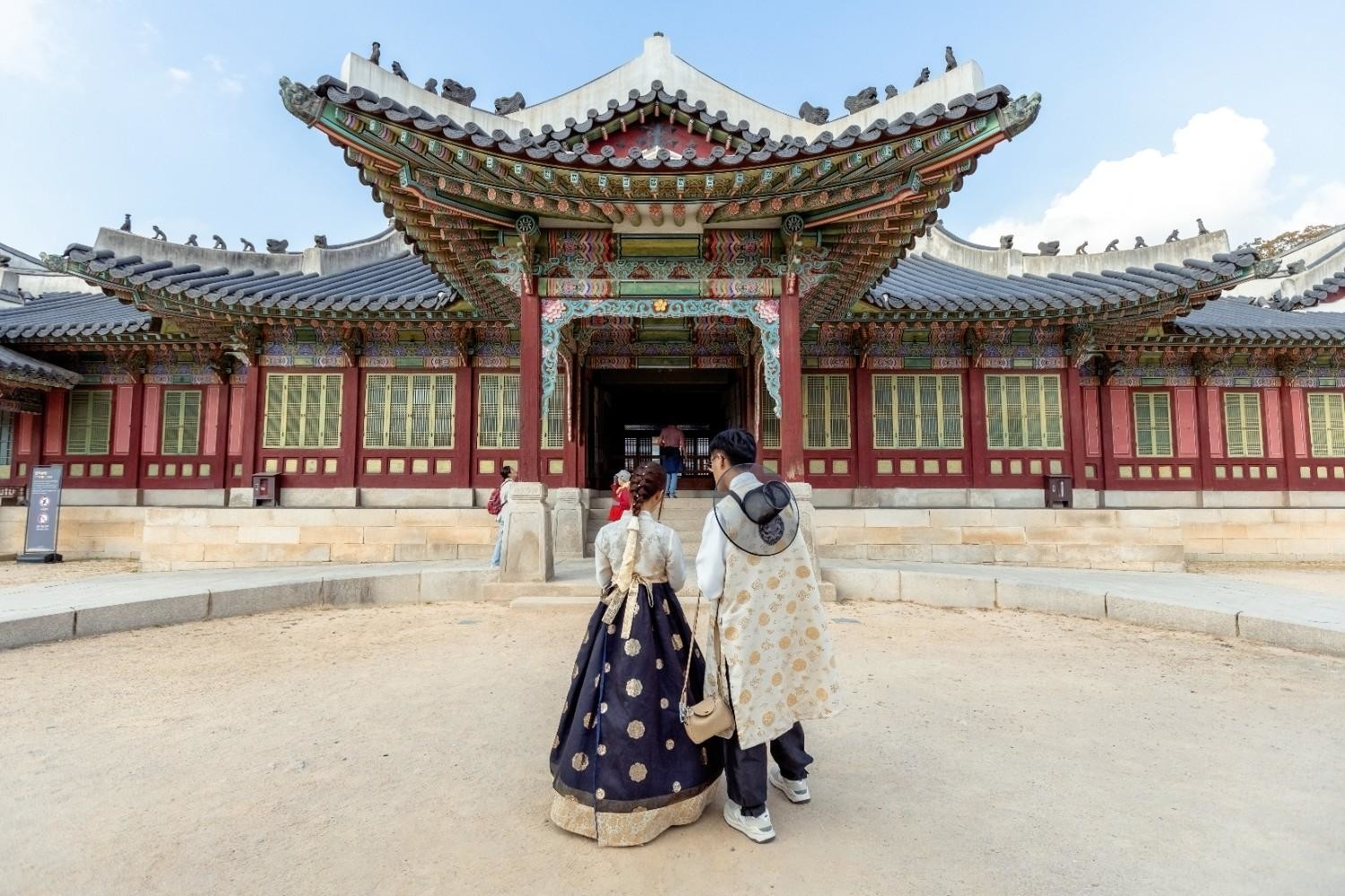 한복을 입은 관광객들이 서울 고궁을 둘러보고 있다. / 셔터스톡