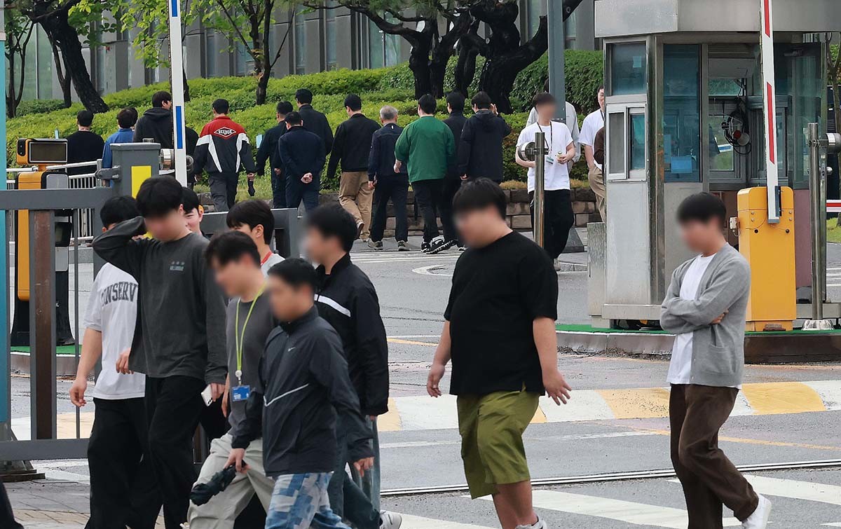 삼성전자 2026년 임금협약 잠정합의안 찬반투표를 하루 앞둔 21일 경기도 평택시 삼성전자 평택캠퍼스 앞에 직원들이 분주하게 움직이고 있다. / 뉴스1