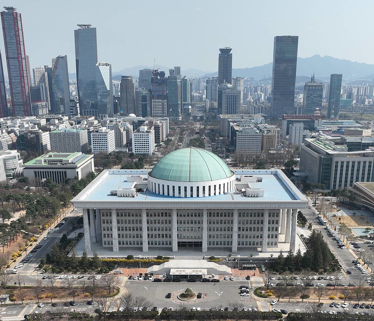 서울 여의도에 있는 국회 모습. 삼성전자 사측과의 극적 타결을 이끌어 낸 최승호 삼성그룹 초기업노동조합 삼성전자지부(초기업노조) 위원장의 국회 영입설이 제기되고 있다는 보도가 나왔다. 그러나 최승호 위원장은 정치할 생각이 없다는 뜻을 분명히 하고 있다. / 연합뉴스