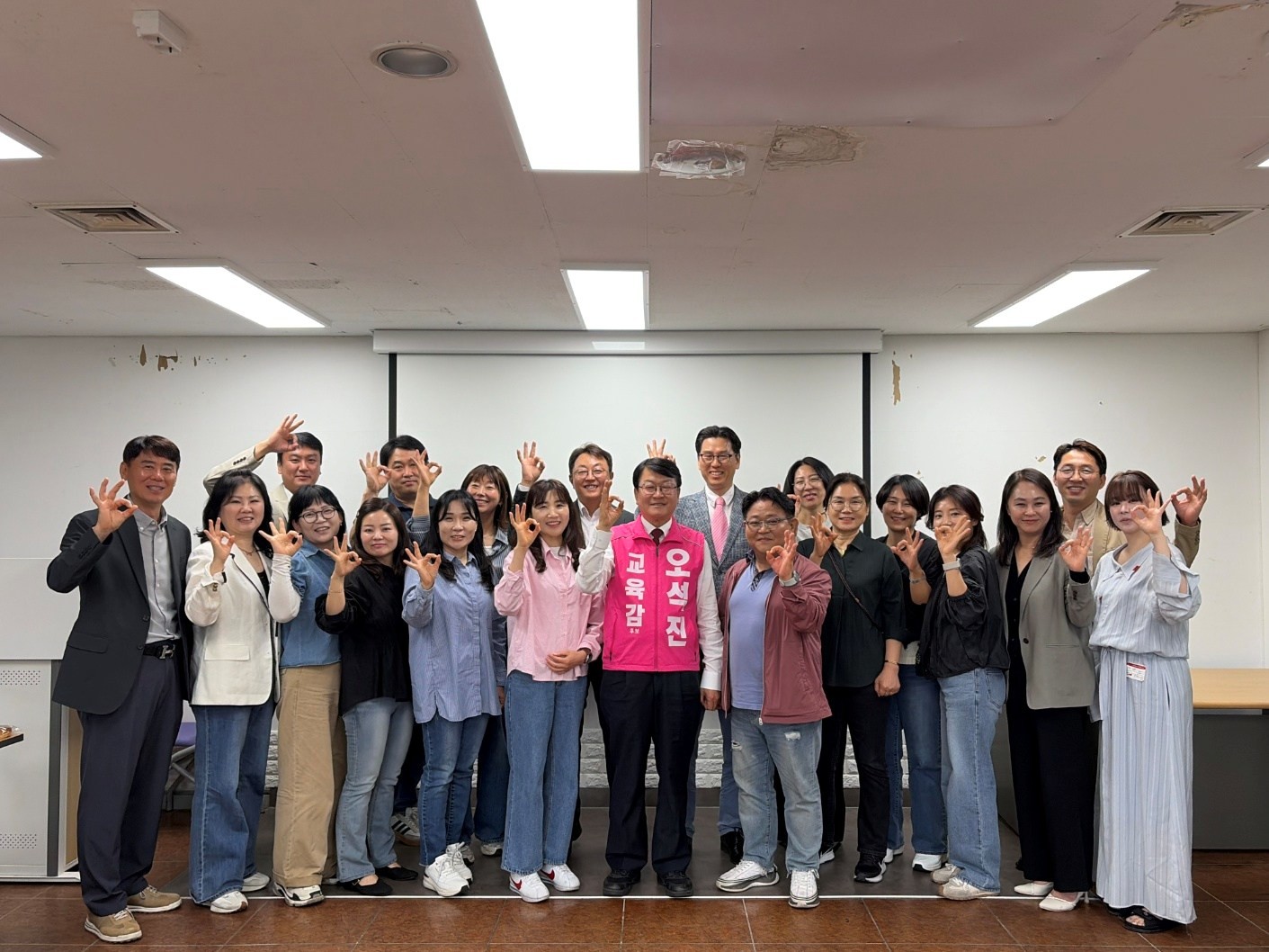 오석진 대전교육감 후보가 대전보습교육협의회와의 간담회 후 기념 촬영을 하고 있다. / 사진=오석진 후보캠프