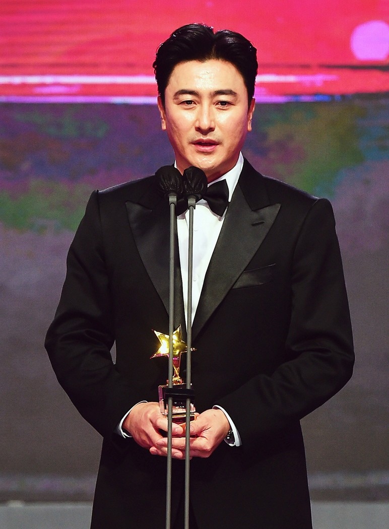 안정환이 '2021 MBC 방송연예대상'에 참석해 최우수상을 수상한 뒤 소감을 말하고 있다. / 뉴스1