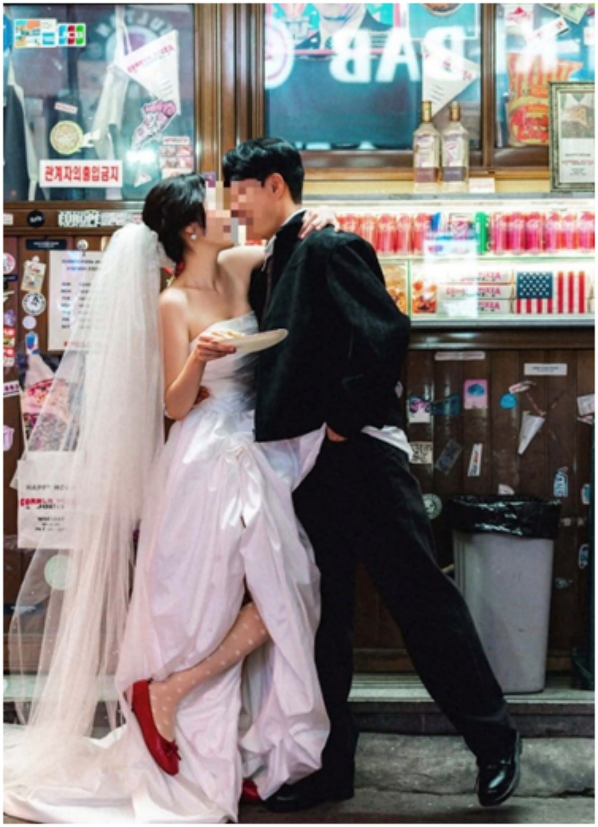 최근 테무 등 해외 직구 플랫폼에서 구매한 의상을 활용해 직접 웨딩 촬영을 진행하는 커플들이 늘고 있다 / 더러비엔 오피셜 제공