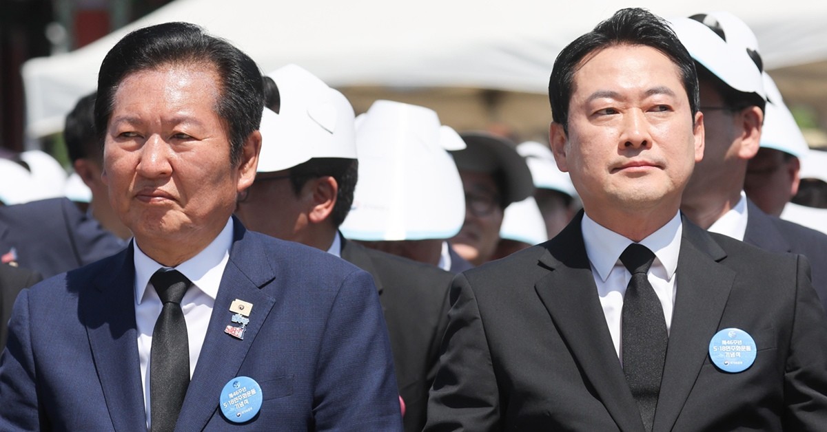정청래 더불어민주당 대표와 장동혁 국민의힘 대표가 18일 광주 동구 5·18민주광장에서 열린 제46주년 5·18민주화운동 기념식에 참석해 있다. / 뉴스1