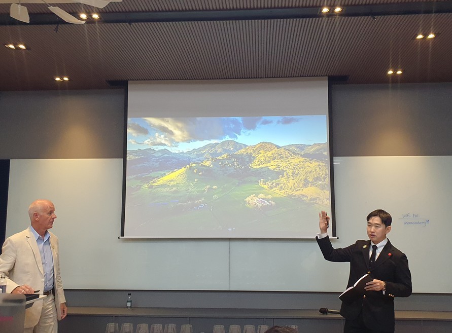 지난 21일 신세계 L&B가 주최한 미디어 시음회에 참석한 샤또 몬텔레나 보 바렛 회장과 신세계 L&B 김현빈 바이어가 샤또 몬텔레나에 대해 설명하고 있다. / 촬영 = 위키트리