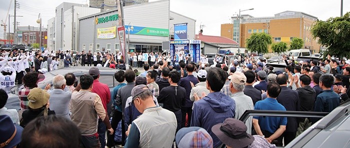 조국혁신당 이윤행 함평군수 후보가 22일 함평읍 하나로마트 앞에서 출정식을 열고 본격적인 선거운동에 돌입했다.이날 구름인파가 몰렸다. / 이윤행 후보 선거사무소