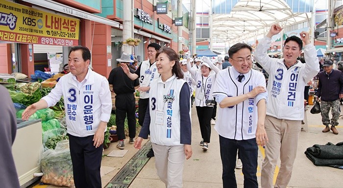 출정식이 끝난 뒤 이윤행 후보와 조국혁신당 의원들은 곧바로 함평전통시장을 찾아 상인들과 일일이 인사를 나누고 현장의 목소리를 들었다. / 이윤행 후보 선거사무소