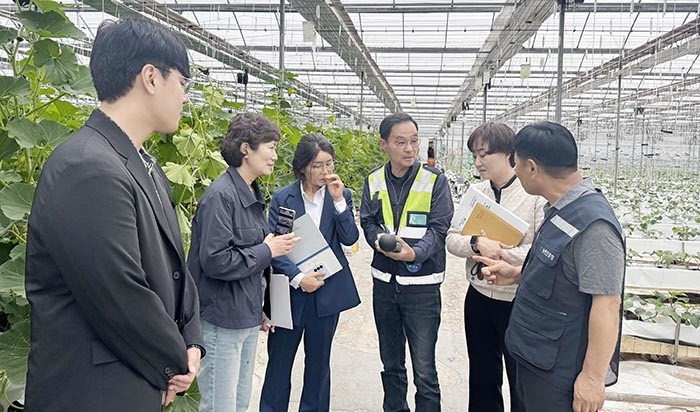 함평군 농업기술센터 관계자들이 지난 21일 함평군 엄다면 소재 시설하우스 농가를 방문해 라남도농업기술원과 함께 농작업 안전재해예방 현장지원을 실시했다. / 함평군