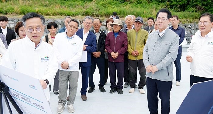 김영록 전라남도지사가 22일 2026여수세계섬박람회 부행사장 금오도 현장을 방문, 섬 내 편의시설 및 운영 프로그램 등 행사 전반의 준비상황을 점검하고 있다. / 전남도