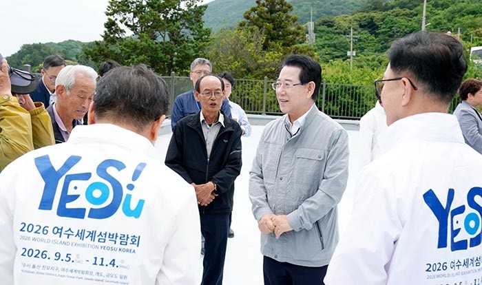 김영록 전라남도지사가 22일 2026여수세계섬박람회 부행사장 금오도 현장을 방문, 섬 내 편의시설 및 운영 프로그램 등 행사 전반의 준비상황을 점검하고 있다. / 전남도
