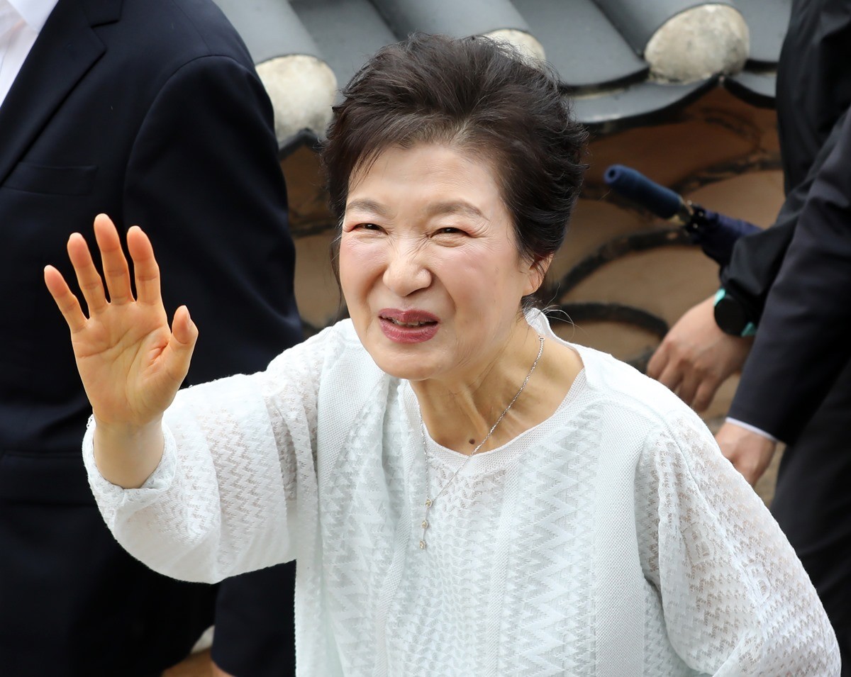박근혜 전 대통령 자료 사진. 박 전 대통령은 23일 오후 국민의힘 추경호 대구시장 후보와 함께 대구 북구에 있는 칠성시장 현장 유세를 진행한다. 추경호 후보 캠프는 22일 언론 공지에서 “박근혜 전 대통령이 30분 정도 추경호 후보와 함께 상인들께 인사드릴 예정'이라고 전했다.     추경호 후보는 대구 달성구에서 내리 당선돼 3선 국회의원을 지냈다. 박근혜 전 대통령도 대구 달성구에서만 네 번 국회의원 선거에서 당선됐다.    / 뉴스1