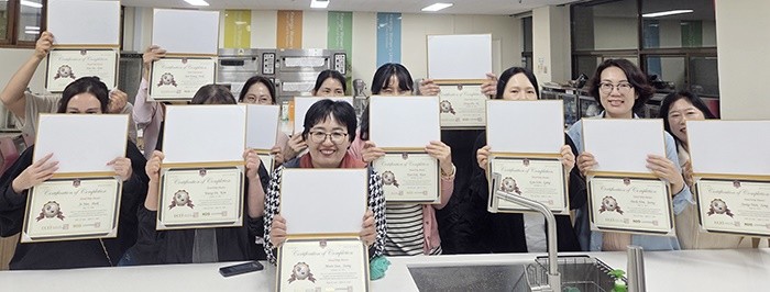 광주여자대학교(총장 이선재) 미래융합학부 영양식품학과는 1학년 재학생 12명이 통합커피교육기관(UCEI, UNITED COFFEE EDUCATION INSTITUTE)에서 부여하는 핸드드립마스터 자격증을 취득했다. / 광주여대