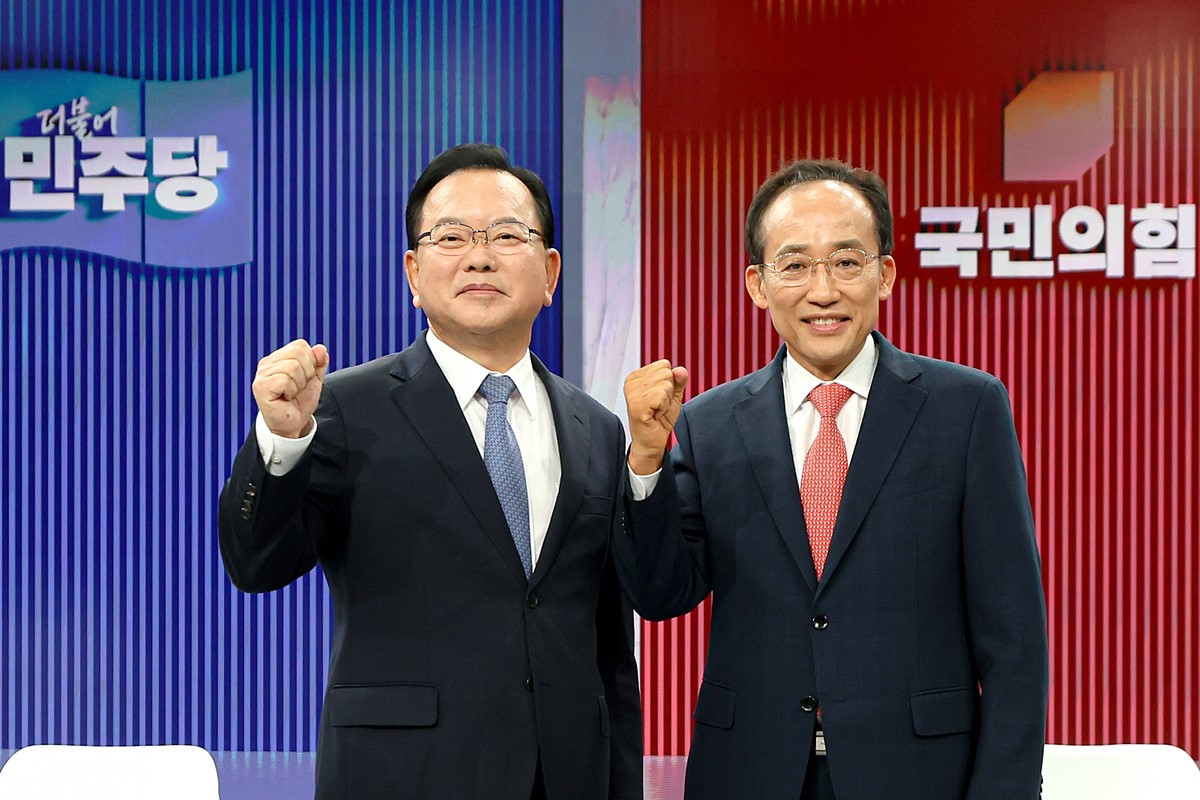 김부겸 더불어민주당 대구시장 후보(왼쪽)와 추경호 국민의힘 대구시장 후보 자료 사진. 박근혜 전 대통령은 23일 오후 추경호 대구시장 후보와 함께 대구 북구에 있는 칠성시장 현장 유세를 진행한다. 김부겸 대구시장 후보는 이날 젊은 층이 많이 오가는 대구 도심 번화가인 동성로에서 집중적인 유세전을 펼친다. / 뉴스1