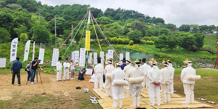 (사)법성포단오제보존회에 따르면 지난 5월 22일 영광 법성포 숲쟁이공원 부용교와 법성포단오제 전수교육관 일원에서 ‘2026 영광법성포단오제’의 시작을 알리는 난장트기 공개행사가 열렸다. / 영광군