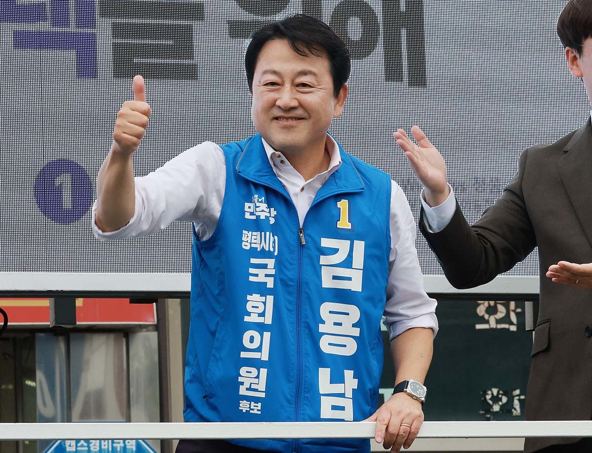 김용남 더불어민주당 경기평택을 국회의원 재선거 후보가 21일 경기도 평택시 안중시장 앞에서 열린 공식선거운동 출정식에서 엄지를 들어올리고 있다. / 뉴스1