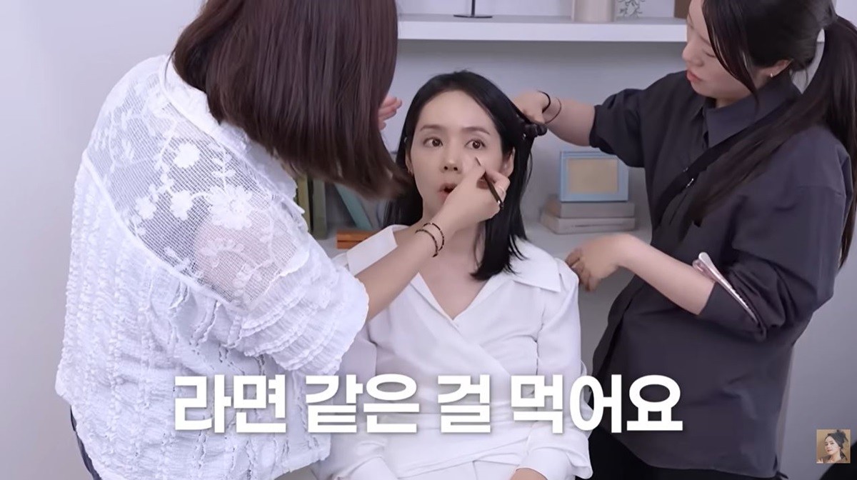 배우 한가인이 광고 촬영 전날 라면을 먹고 잔다는 독특한 루틴을 공개해 화제를 모으고 있다. / 유튜브 '자유부인 한가인'