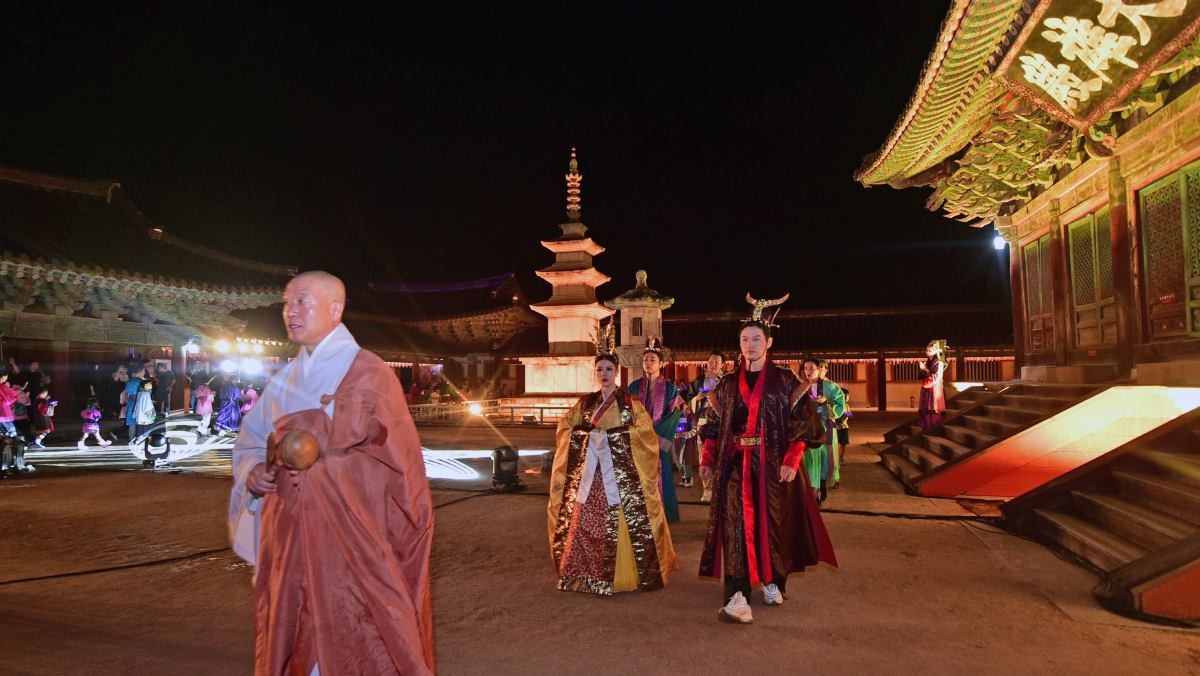 /'2025 세계유산축전'을 맞아 지난해 9월 25~27일 사흘간 경주 불국사 청운교와 백운교에서 '빛으로 쓰는 이야기 IN 불국사'행사가 열렸다.  / 뉴스1
