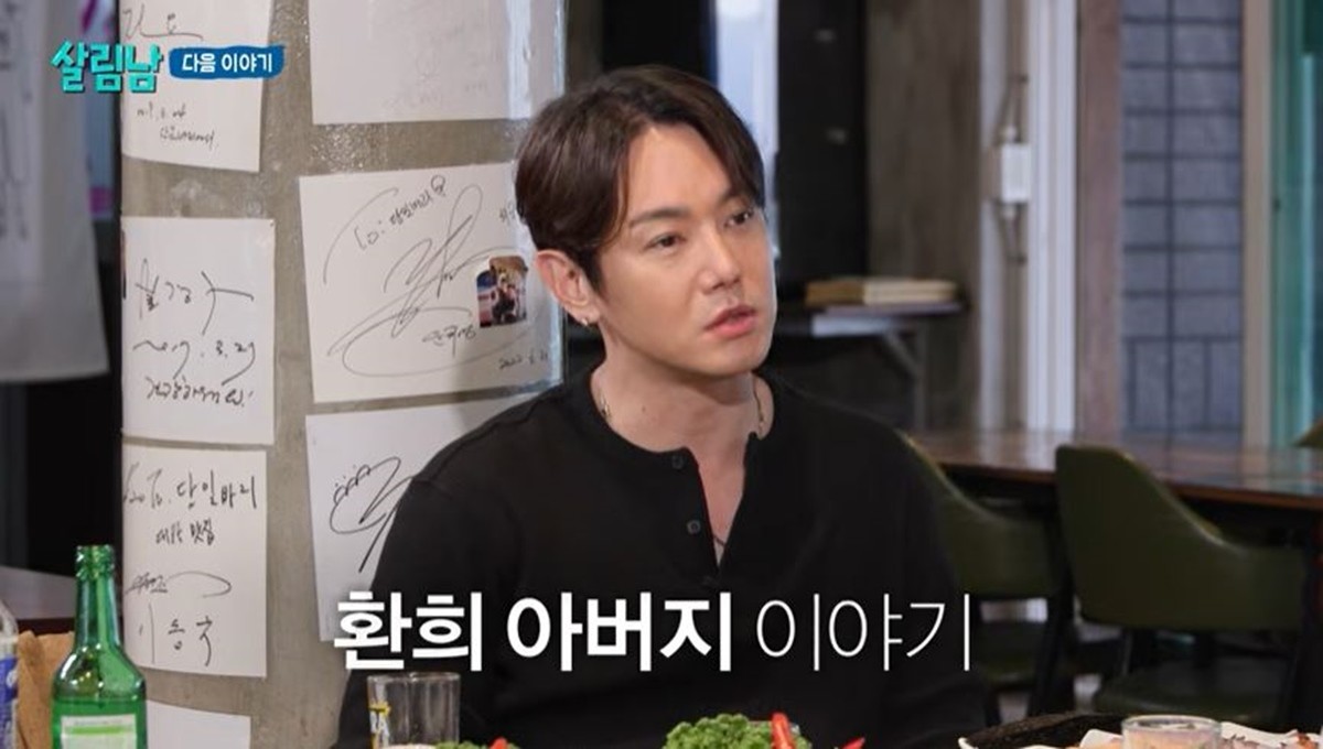 어머니와 함께 제주도 여행을 떠난 가수 환희 모습. 환희 어머니는 KBS2TV '살림하는 남자들 시즌2'(살림남)에 출연해 아들 앞에서 가슴 아픈 가정사를 고백했다.     사전에 녹화된 방송에서 환희 어머니는 고민 끝에 아들 앞에서 조심스럽게 말문을 열었다. 그동안 '살림남' 시청자들이 궁금해했던 환희 아버지에 관한 사연이다. 그는 '너희에게 이야기하지 않고 해결한 게 있다'라며 '이혼한 지 2년 됐다'라고 고백했다. 그러면서 '더 이상 너를 괴롭히기 싫었다'라고 말했다.    / 유튜브 'KBS 한국방송'
