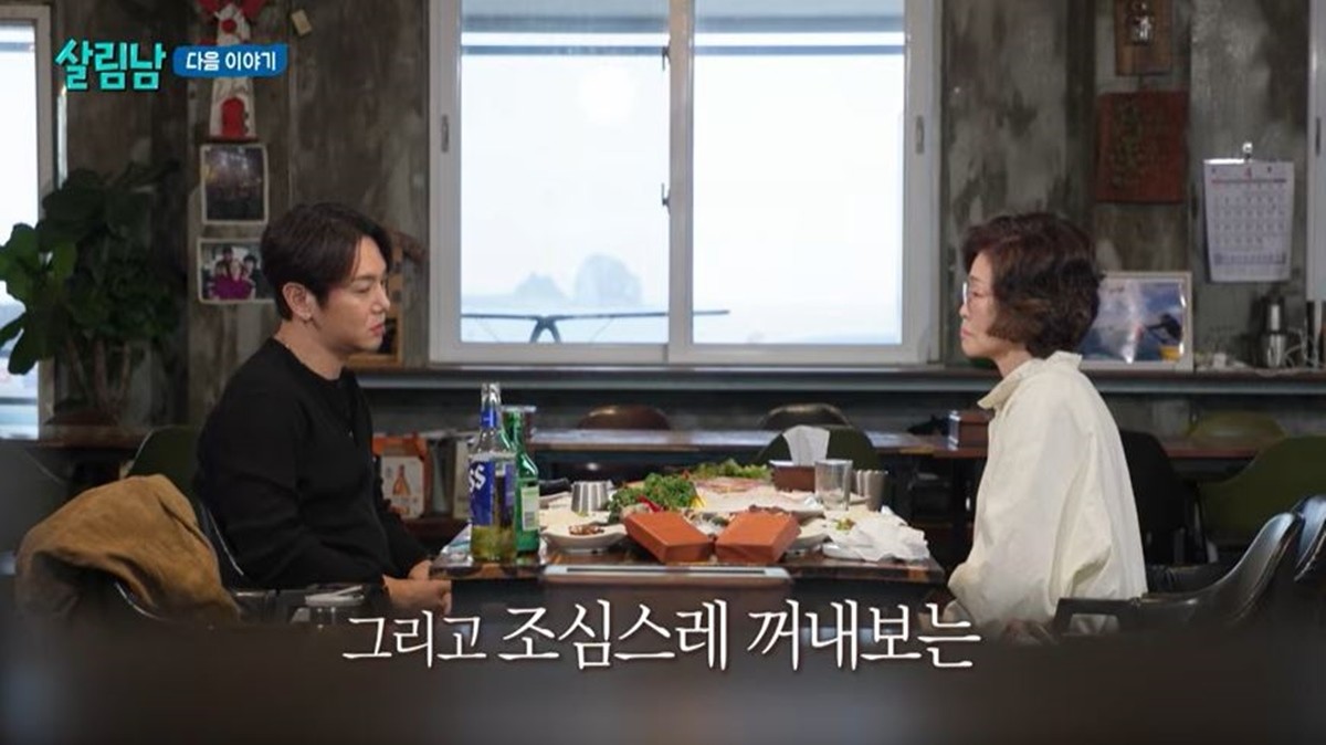 환희 어머니는 KBS2TV '살림하는 남자들 시즌2'(살림남)에 출연해 아들 앞에서 가슴 아픈 가정사를 고백했다.     사전에 녹화된 방송에서 환희 어머니는 고민 끝에 아들 앞에서 조심스럽게 말문을 열었다. 그동안 '살림남' 시청자들이 궁금해했던 환희 아버지에 관한 사연이다. 그는 '너희에게 이야기하지 않고 해결한 게 있다'라며 '이혼한 지 2년 됐다'라고 고백했다. 그러면서 '더 이상 너를 괴롭히기 싫었다'라고 말했다.    / 유튜브 'KBS 한국방송'