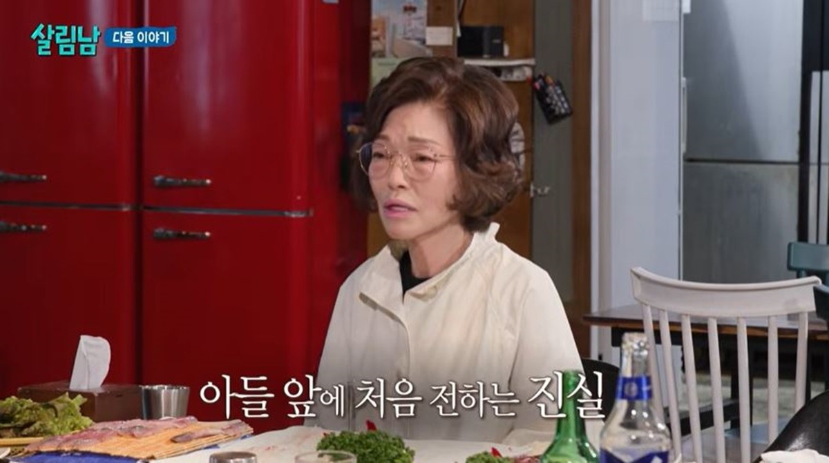 환희 어머니는 KBS2TV '살림하는 남자들 시즌2'(살림남)에 출연해 아들 앞에서 가슴 아픈 가정사를 고백했다. 사전에 녹화된 방송에서 환희 어머니는 고민 끝에 아들 앞에서 조심스럽게 말문을 열었다. 그동안 '살림남' 시청자들이 궁금해했던 환희 아버지에 관한 사연이다. 그는 '너희에게 이야기하지 않고 해결한 게 있다'라며 '이혼한 지 2년 됐다'라고 고백했다. 그러면서 '더 이상 너를 괴롭히기 싫었다'라고 말했다. / 유튜브 'KBS 한국방송'