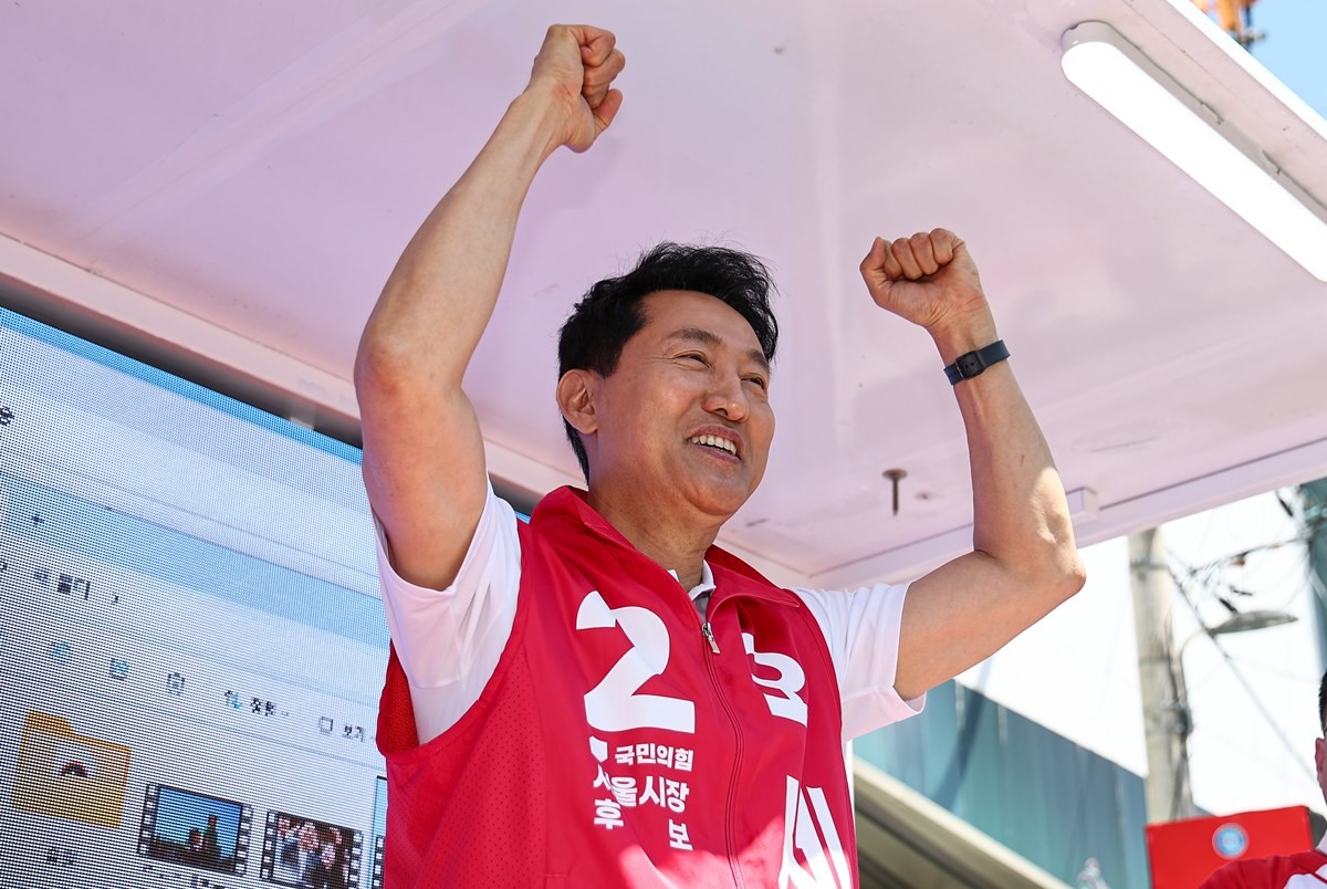 오세훈 국민의힘 서울시장 후보가 지난 22일 서울 성동구 성원중학교 사거리 인근에서 지지를 호소하고 있다. / 뉴스1