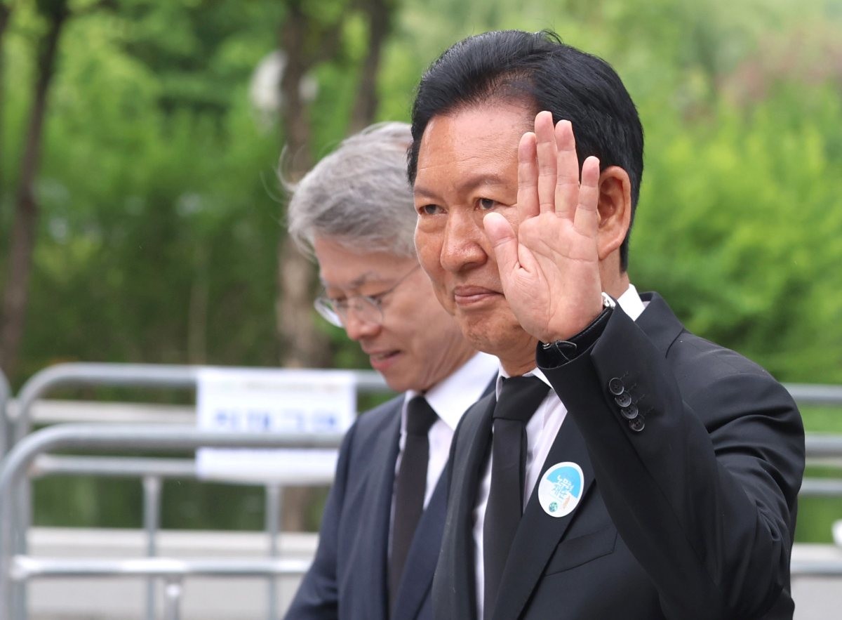 23일 오후 정청래 더불어민주당 대표가 경남 김해시 진영읍 봉하마을에서 열린 고 노무현 전 대통령 17주기 추도식에 참석하고 있는 모습. / 공동취재-뉴스1