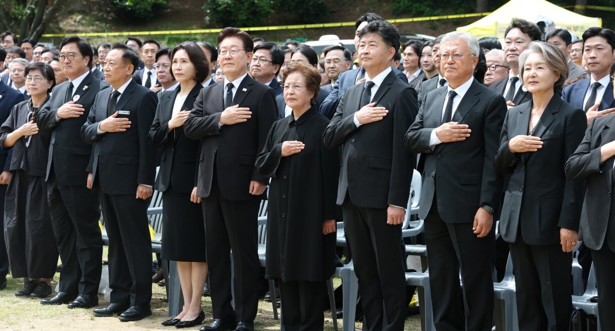 이재명 대통령과 김혜경 여사, 권양숙 여사, 문재인 전 대통령, 김정숙 여사가 23일 경남 김해시 봉하마을에서 열린 故 노무현 전 대통령 서거 17주기 추도식에서 국민의례를 하고 있는 모습. / 청와대통신사진기자단-뉴스1