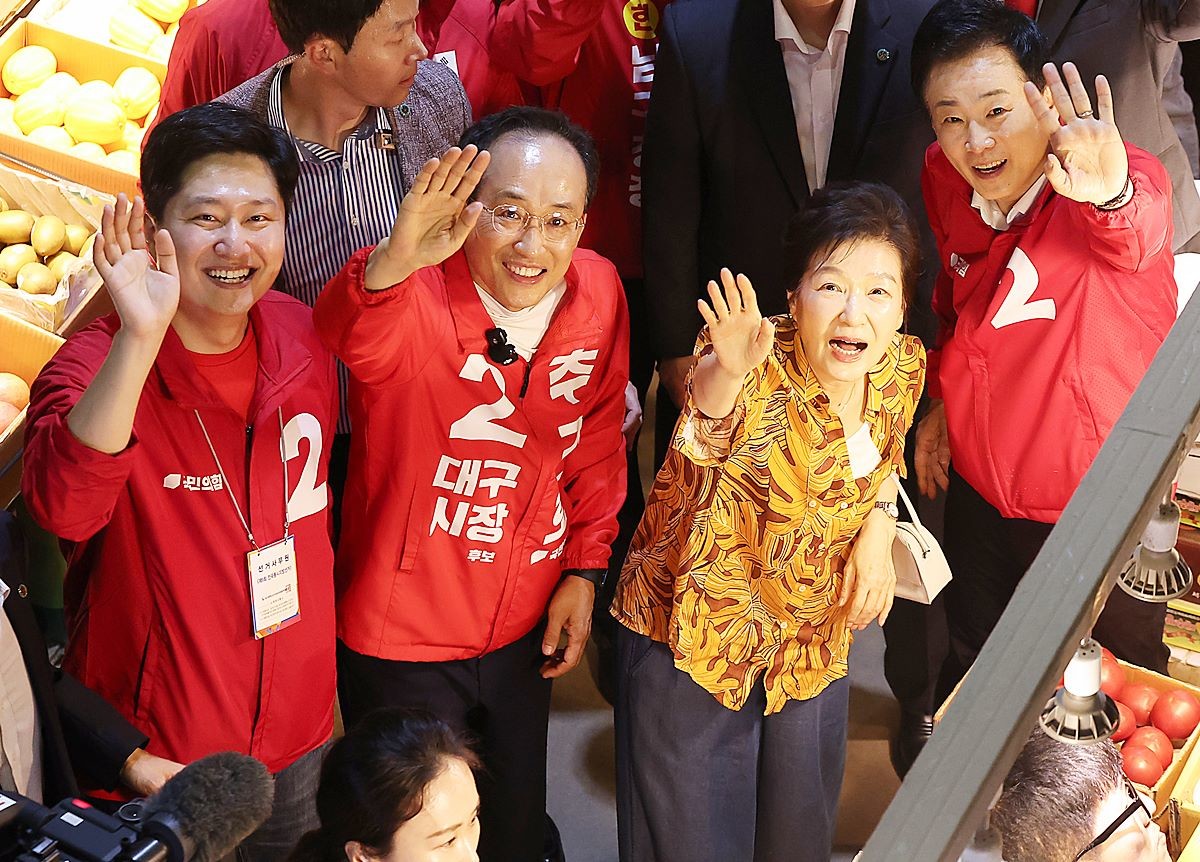 박근혜 전 대통령이 23일 오후 추경호 국민의힘 대구시장 후보 지원 유세를 위해 대구시 북구에 있는 칠성시장을 찾아 시민과 상인들에게 인사하고 있다. 박 전 대통령은 시장을 둘러본 뒤 기자들과 만나 '대구 경제가 안 좋다고 하니까 조금이라도 위로를 드리고 싶었다'라고 말했다. / 연합뉴스