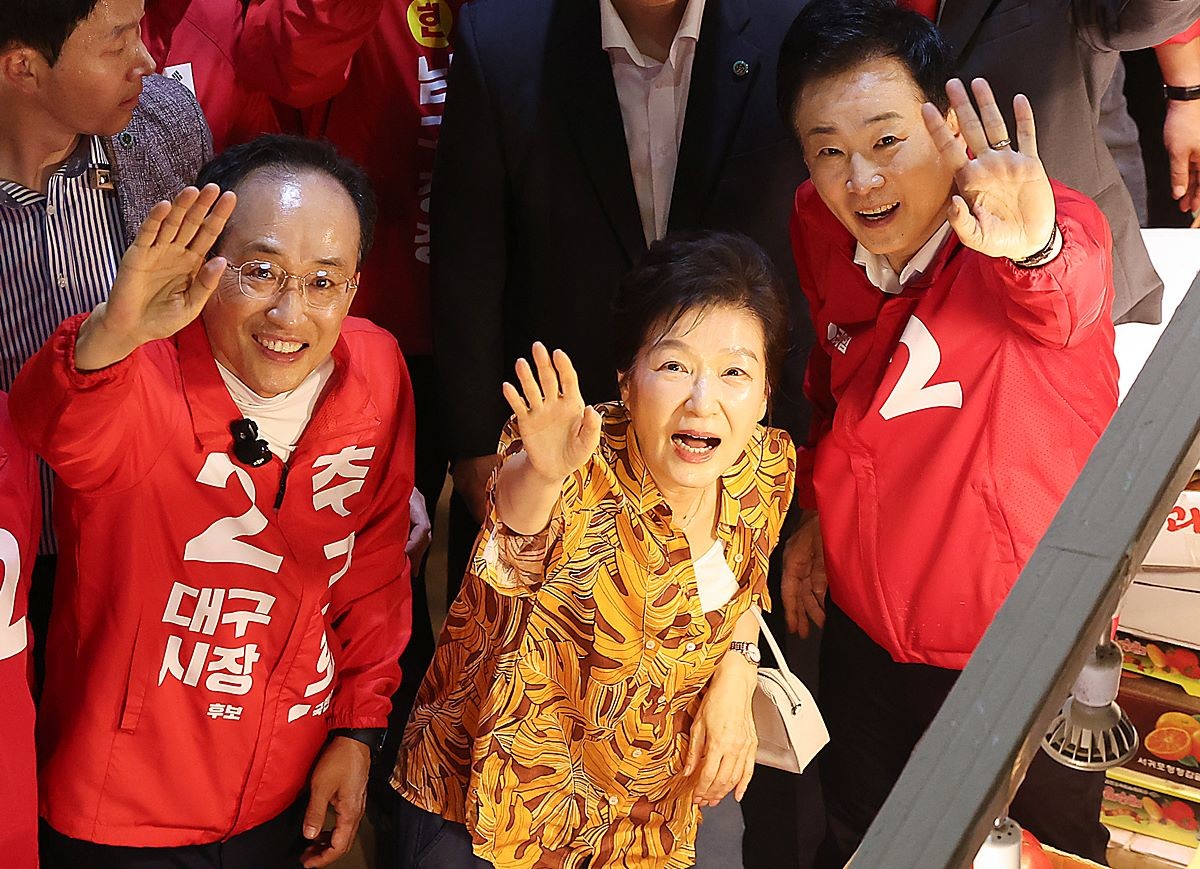 박근혜 전 대통령이 23일 대구 칠성시장을 방문했다. 옆에는 국민의힘 추경호 대구시장 후보(왼쪽)와 유영하 의원이다.     박 전 대통령이 대체공휴일인 오는 25일 충북 옥천에 있는 모친 고(故) 육영수 여사 생가를 방문할 예정인 것으로 전해졌다.    / 연합뉴스