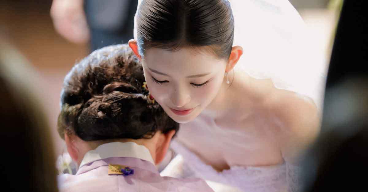 '고(故) 최진실 딸' 최준희, 결혼식 본식 사진 공개…11살 연상 신랑과 외할머니까지