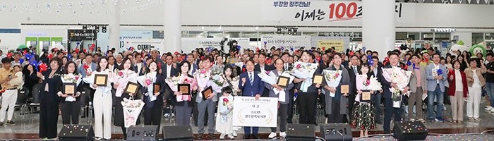 강기정 광주광역시장이 23일 시청에서 열린 '제61회 광주시민의날' 기념식에서 140만 시민 대표들에게 '광주시민대상'을 수여하고, 기념사진을 촬영하고 있다. 광주시는 오월정신을 인류보편의 가치로 확장하고, 12·3비상계엄 등 위기의 상황에서도 민주주의를 지켜낸 공로로 광주시민 전체를 올해 시민대상 수상자로 선정했다. /광주광역시 제공