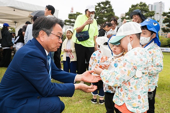 강기정 광주광역시장이 23일 시청에서 열린 '제61회 광주시민의날' 행사장에서 어린이들과과 만나 대화하고 있다. /광주광역시 제공