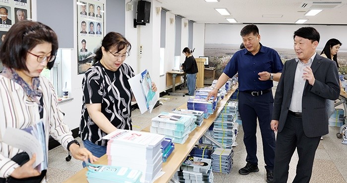 김준철 강진군수 권한대행은 22일 강진읍사무소를 방문해 후보자 선거공보물 작업과 발송 준비 상황, 투표안내문 출력 등 주요 선거업무 추진 현황을 직접 점검했다. / 강진군