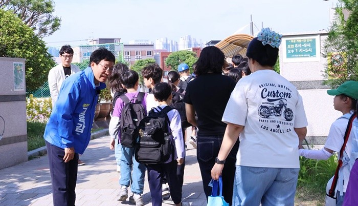 장관호 전남광주통합특별시 교육감 후보가 효동초등학교 정문에서 등교하는 학생들을 격려하고 있다. / 장관호 교육감 후보 선거사무소