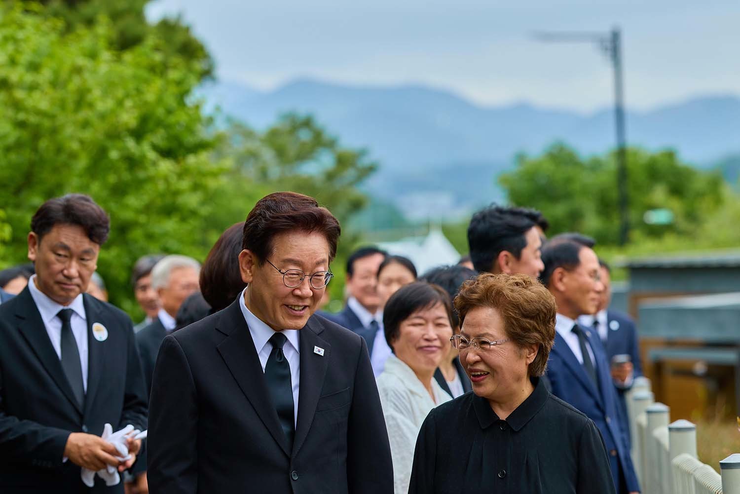 이재명 대통령과 권양숙 여사가 23일 경남 김해시 봉하마을 노무현 전 대통령 사저 인근에서 대화하며 이동하고 있다. / 청와대 제공