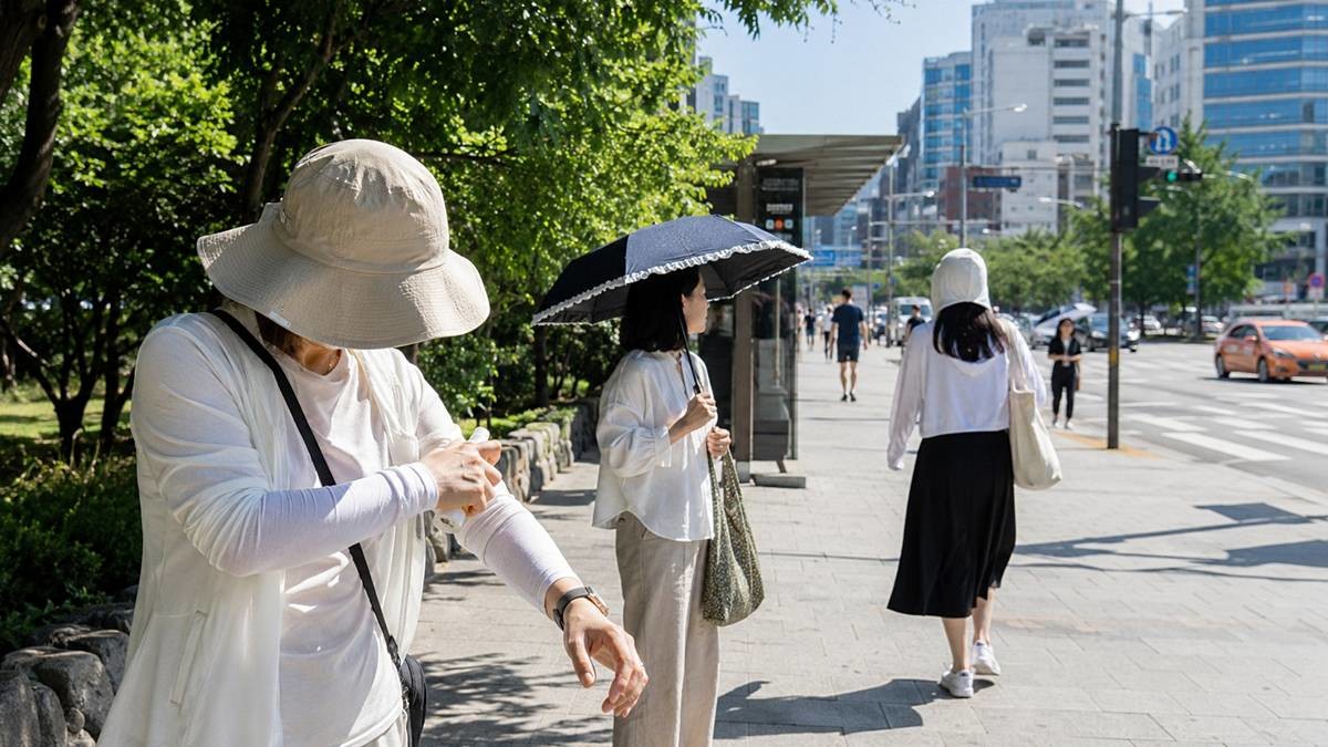 기사에 대한 이해를 돕기 위해 AI 툴로 제작한 자료 사진... 외출 전에는 얼굴뿐 아니라 목·귀·팔·손등까지 자외선 차단제를 충분히 바르고, 땀을 흘리면 중간중간 다시 발라야 한다. 긴소매 옷과 모자·양산·선글라스로 햇볕 노출을 줄이고, 어린이와 고령층은 물을 자주 마시며 이상 증상이 있으면 즉시 그늘이나 실내로 이동해야 한다